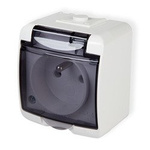 Zásuvka jednoduchá 2P+Z (klapka kouřové barvy) Karlik Junior GHE-1d IP44